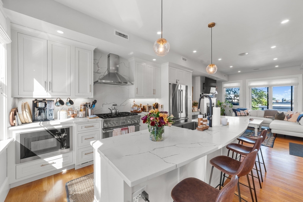 342 West Third Street, Boston, Massachusetts, 2 Bedrooms Bedrooms, 6 Rooms Rooms,2.5 BathroomsBathrooms,Residential Lease,For Rent,West Third Street,73517115