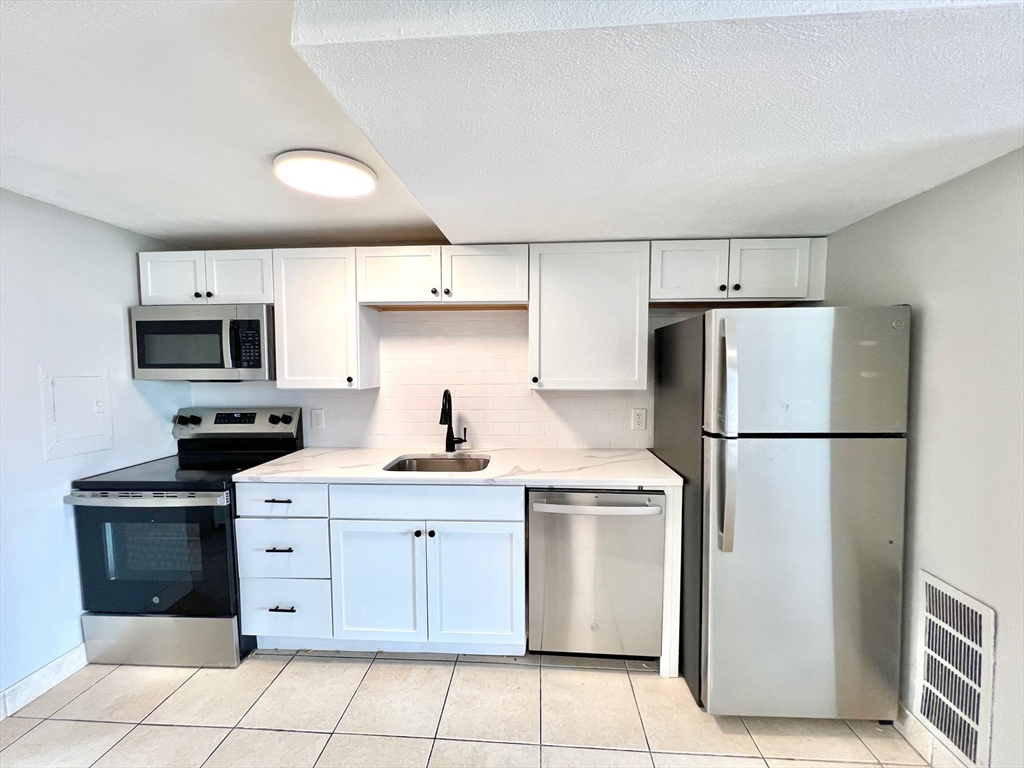 45 Revere Beach Blvd, Revere, Massachusetts, 1 Bedroom Bedrooms, 3 Rooms Rooms,1 BathroomBathrooms,Residential Lease,For Rent,Revere Beach Blvd,73517123