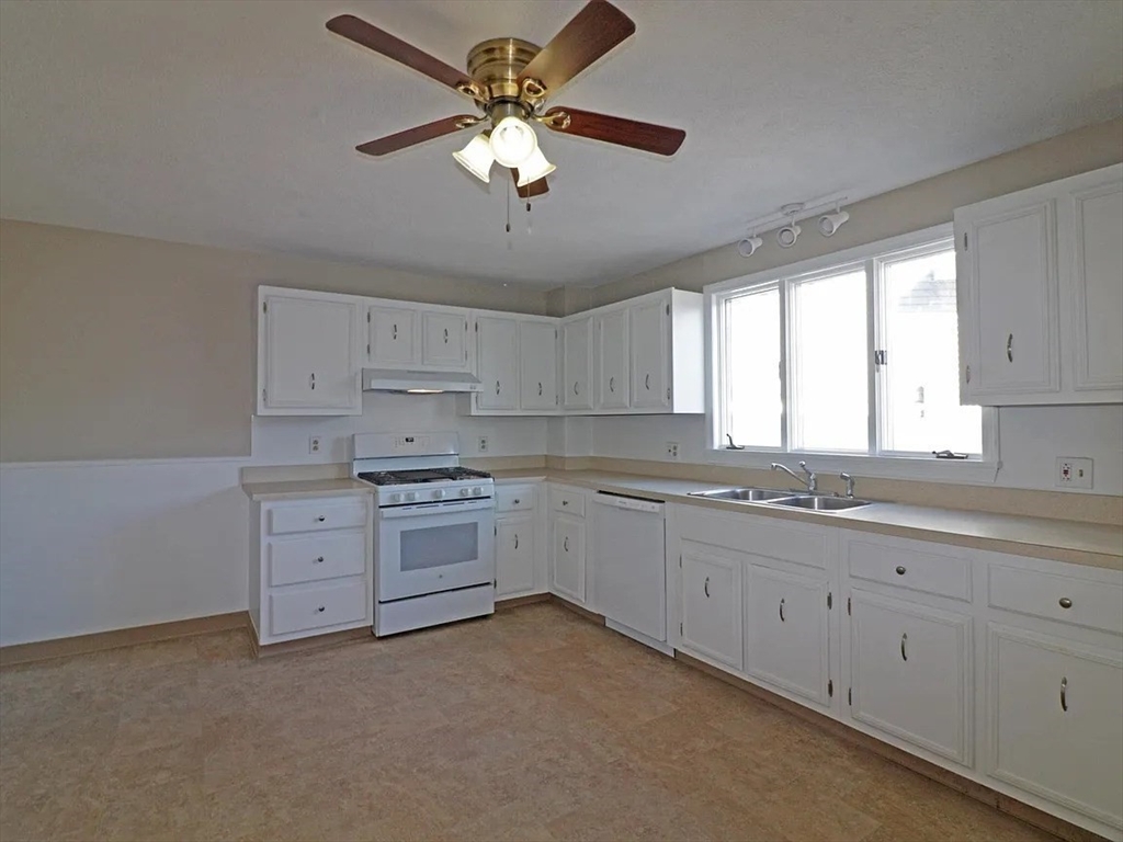 90 Summer Street, Everett, Massachusetts, 3 Bedrooms Bedrooms, 5 Rooms Rooms,1 BathroomBathrooms,Residential Lease,For Rent,Summer Street,73517164