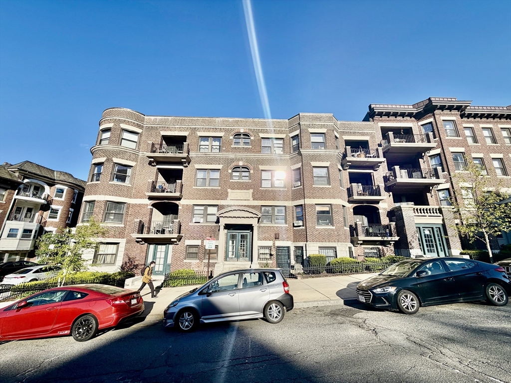 1466 Commonwealth Ave, Boston, Massachusetts, 4 Bedrooms Bedrooms, 5 Rooms Rooms,1 BathroomBathrooms,Residential Lease,For Rent,Commonwealth Ave,73517374