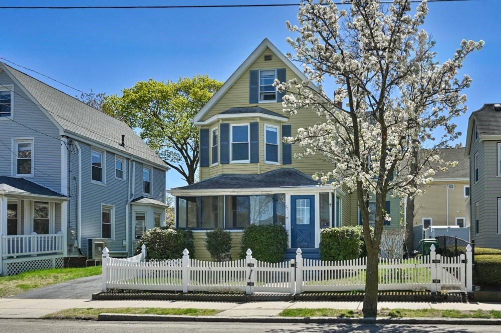 61 Central Ave, Medford, Massachusetts, 3 Bedrooms Bedrooms, 7 Rooms Rooms,1 BathroomBathrooms,Residential,For Sale,Central Ave,73515839