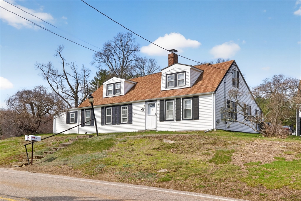 640 Plymouth St, Holbrook, Massachusetts, 3 Bedrooms Bedrooms, 10 Rooms Rooms,2.5 BathroomsBathrooms,Residential Income,For Sale,Plymouth St,73505731