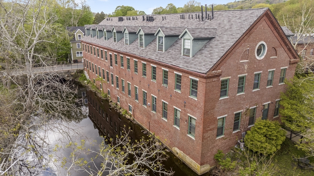 25 Pond St, Amesbury, Massachusetts, 1 Bedroom Bedrooms, 3 Rooms Rooms,1.5 BathroomsBathrooms,Residential,For Sale,Pond St,73517622