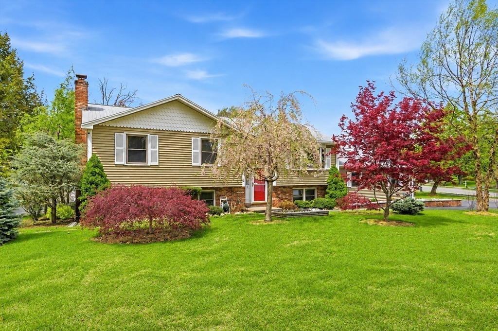 2 Sandspur Ln, North Reading, Massachusetts, 4 Bedrooms Bedrooms, 9 Rooms Rooms,2 BathroomsBathrooms,Residential,For Sale,Sandspur Ln,73517842