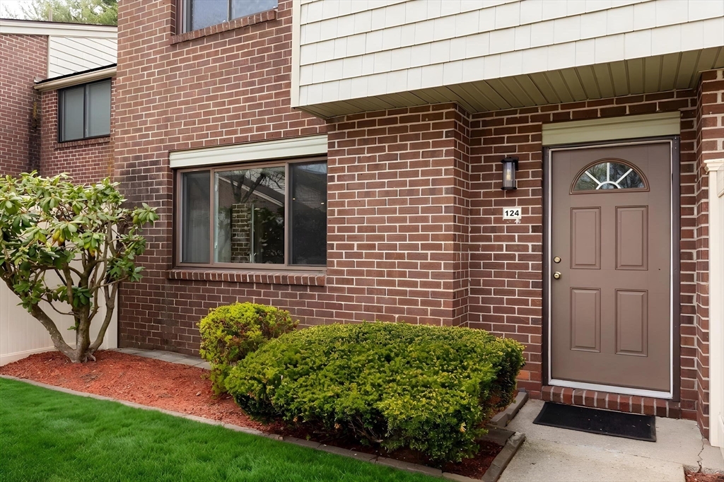 124 Greenbrook Ll, Stoughton, Massachusetts, 3 Bedrooms Bedrooms, 6 Rooms Rooms,1.5 BathroomsBathrooms,Residential,For Sale,Greenbrook Ll,73513930