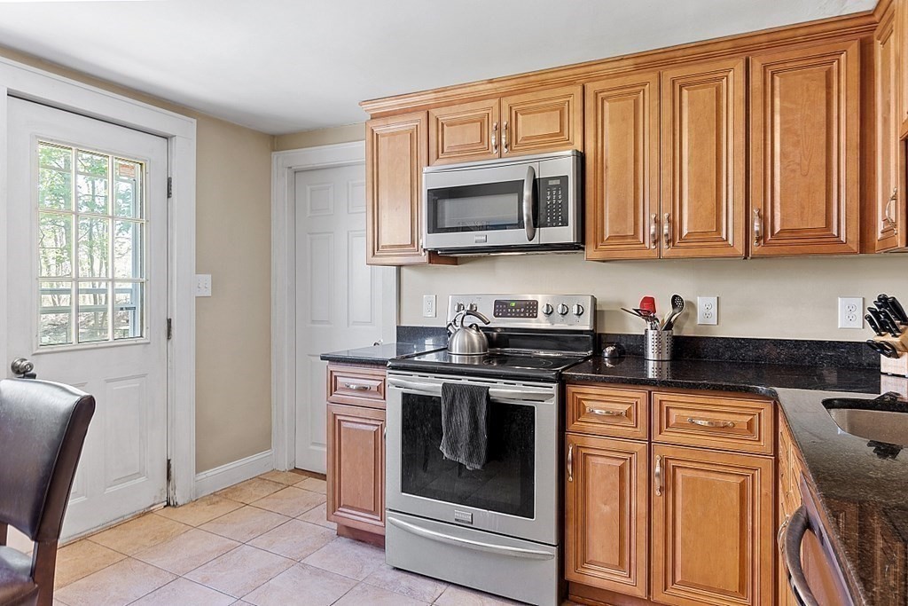 15-17 Stirling St, Andover, Massachusetts, 4 Bedrooms Bedrooms, 8 Rooms Rooms,2 BathroomsBathrooms,Residential Income,For Sale,Stirling St,73517473
