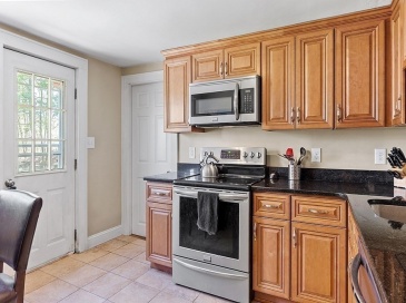 15-17 Stirling St, Andover, Massachusetts, 4 Bedrooms Bedrooms, 8 Rooms Rooms,2 BathroomsBathrooms,Residential Income,For Sale,Stirling St,73517473