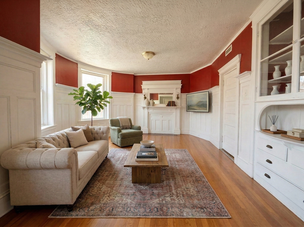 1908 Beacon St, Brookline, Massachusetts, 4 Bedrooms Bedrooms, 6 Rooms Rooms,2 BathroomsBathrooms,Residential Lease,For Rent,Beacon St,73517750