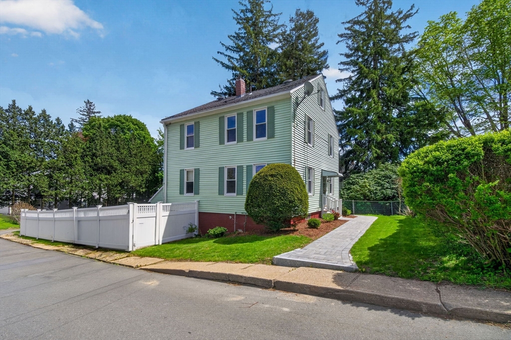 7 East Greenwood St, Amesbury, Massachusetts, 3 Bedrooms Bedrooms, 7 Rooms Rooms,2 BathroomsBathrooms,Residential,For Sale,East Greenwood St,73517525