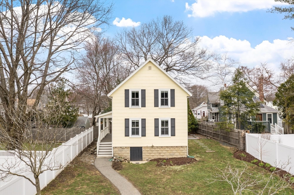 2 Lakeview Ave, Reading, Massachusetts, 3 Bedrooms Bedrooms, 6 Rooms Rooms,2 BathroomsBathrooms,Residential,For Sale,Lakeview Ave,73497071