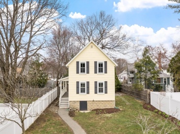 2 Lakeview Ave, Reading, Massachusetts, 3 Bedrooms Bedrooms, 6 Rooms Rooms,2 BathroomsBathrooms,Residential,For Sale,Lakeview Ave,73497071