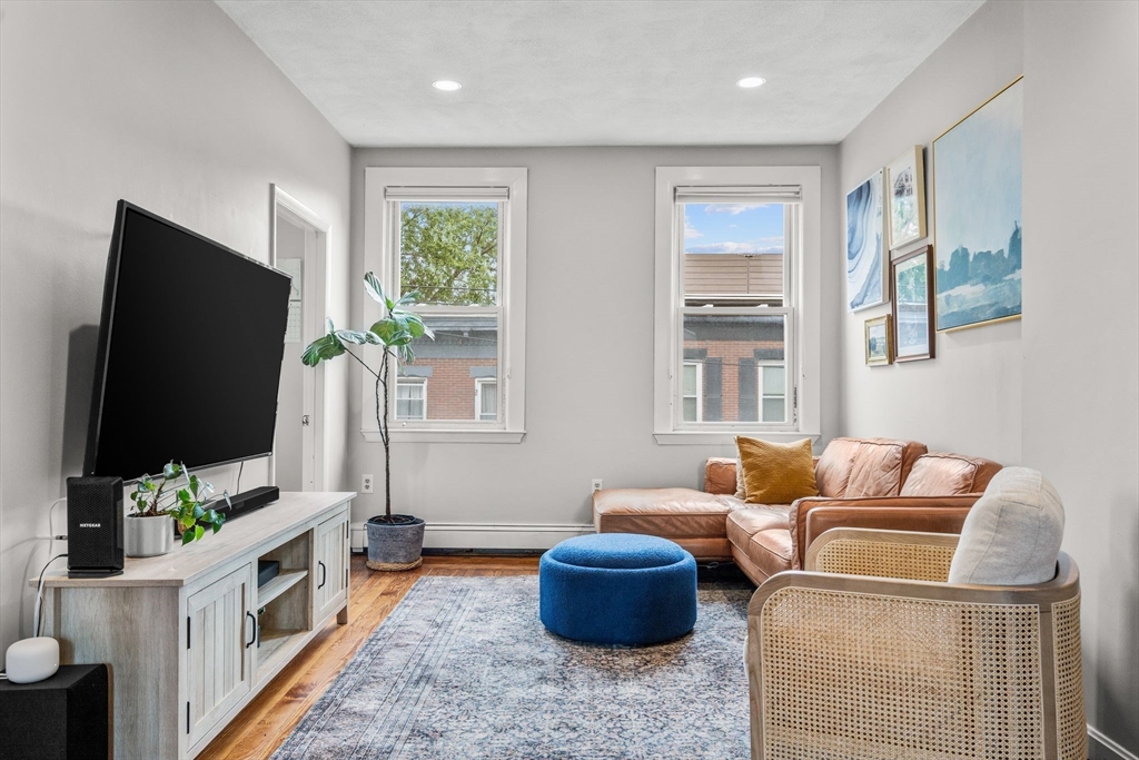23 Sullivan St, Boston, Massachusetts, 2 Bedrooms Bedrooms, 6 Rooms Rooms,1 BathroomBathrooms,Residential Lease,For Rent,Sullivan St,73507259