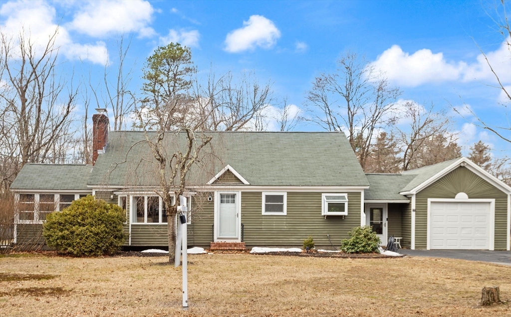 12 Moore Rd, Westford, Massachusetts, 3 Bedrooms Bedrooms, 7 Rooms Rooms,1.5 BathroomsBathrooms,Residential,For Sale,Moore Rd,73490652