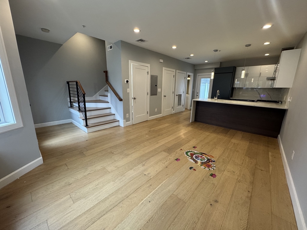 48 Robey St., Boston, Massachusetts, 3 Bedrooms Bedrooms, 7 Rooms Rooms,2.5 BathroomsBathrooms,Residential Lease,For Rent,Robey St.,73489240