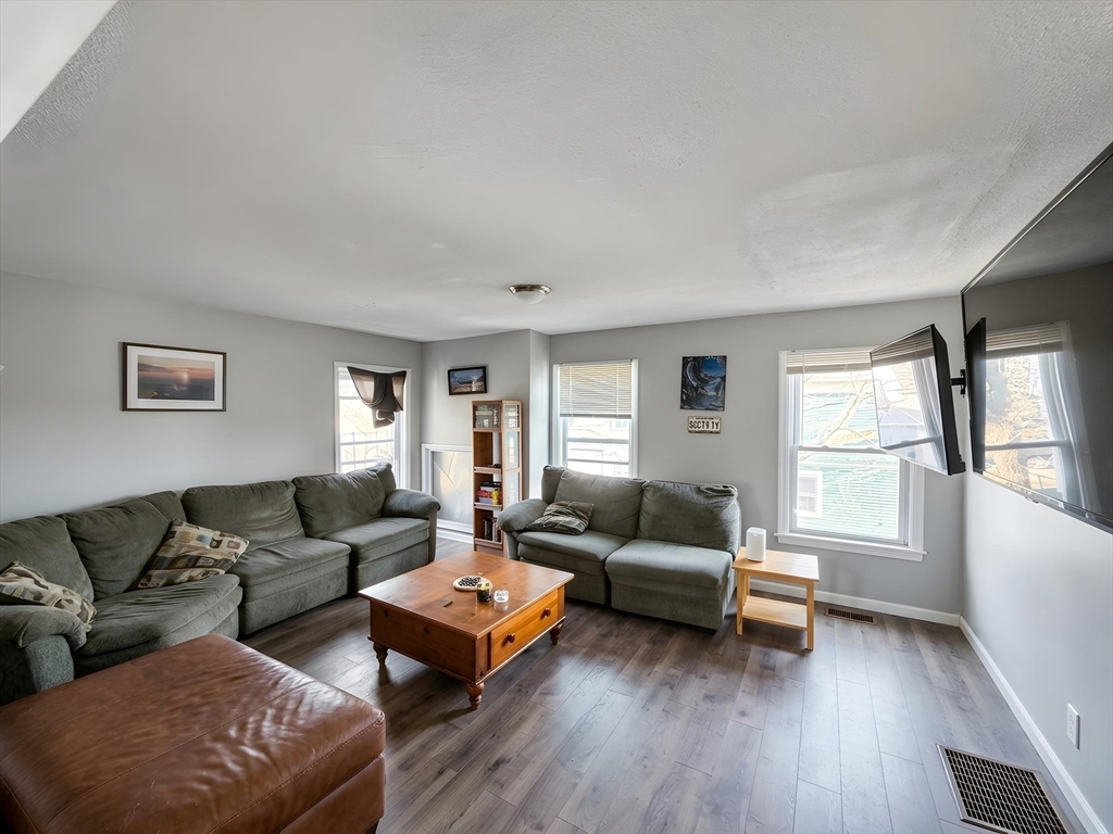 5 Sorrento Street, Boston, Massachusetts, 5 Bedrooms Bedrooms, 8 Rooms Rooms,2 BathroomsBathrooms,Residential Lease,For Rent,Sorrento Street,73517920
