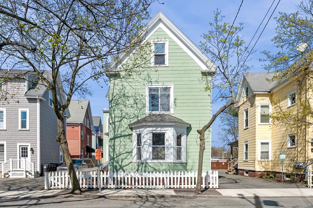 1 English St, Salem, Massachusetts, 5 Bedrooms Bedrooms, 11 Rooms Rooms,2 BathroomsBathrooms,Residential Income,For Sale,English St,73501910