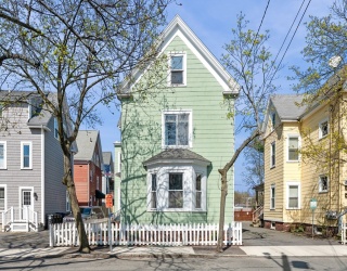 1 English St, Salem, Massachusetts, 5 Bedrooms Bedrooms, 11 Rooms Rooms,2 BathroomsBathrooms,Residential Income,For Sale,English St,73501910