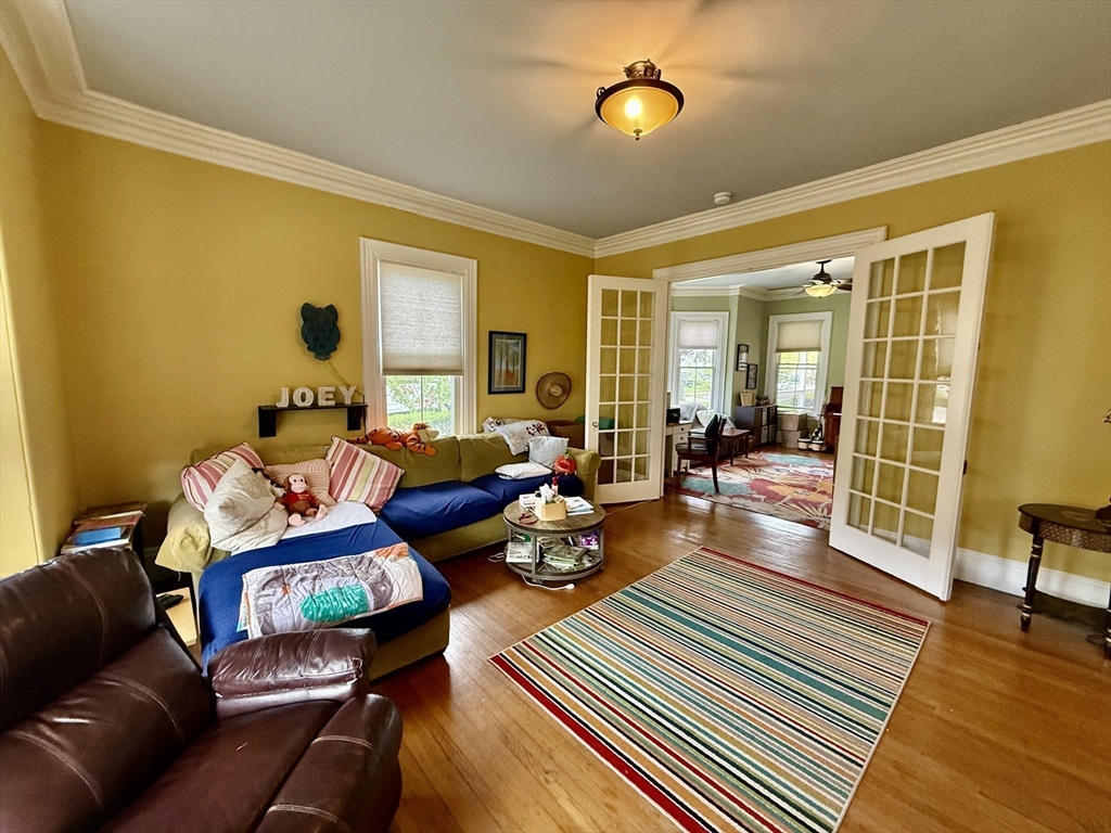77 Fair Oaks Ave, Newton, Massachusetts, 2 Bedrooms Bedrooms, 6 Rooms Rooms,1 BathroomBathrooms,Residential Lease,For Rent,Fair Oaks Ave,73517992
