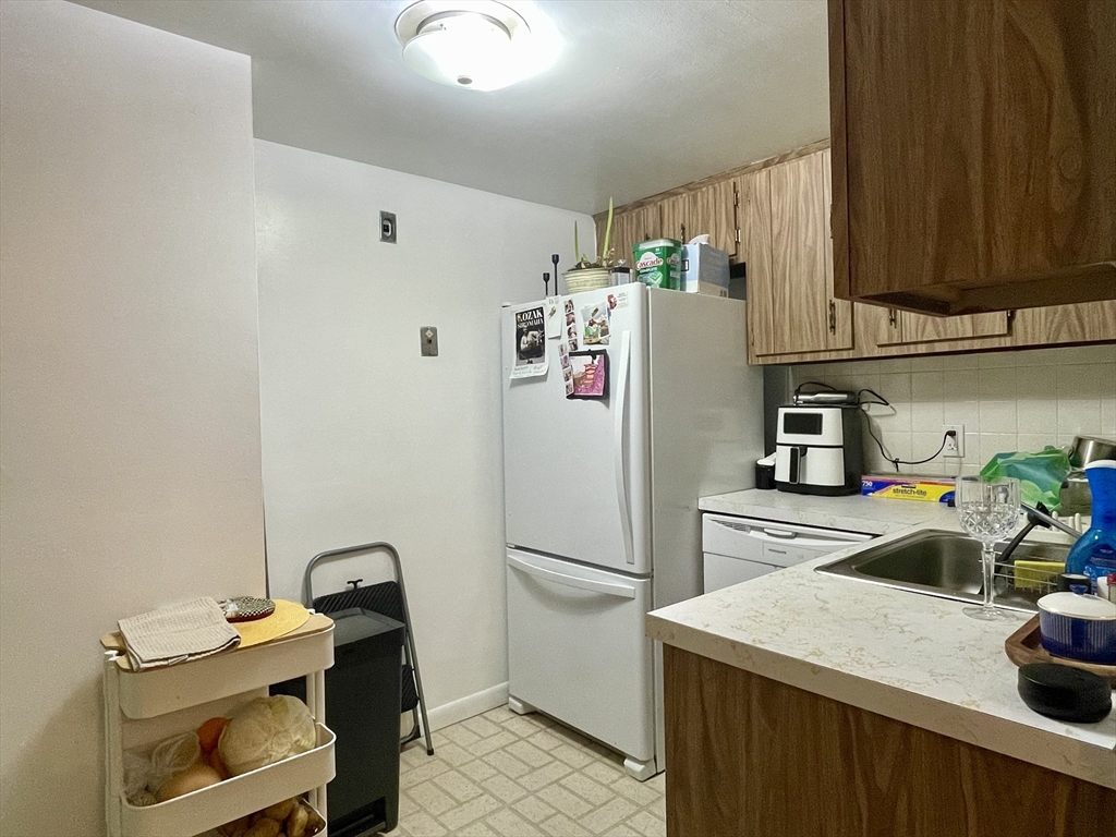 382 Massachusetts Ave, Arlington, Massachusetts, 2 Bedrooms Bedrooms, 5 Rooms Rooms,1 BathroomBathrooms,Residential Lease,For Rent,Massachusetts Ave,73518312