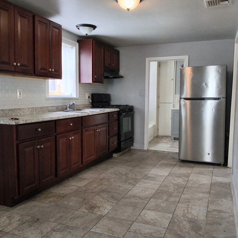 1808 Pleasant St, Fall River, Massachusetts, 3 Bedrooms Bedrooms, 6 Rooms Rooms,1 BathroomBathrooms,Residential Lease,For Rent,Pleasant St,73518319