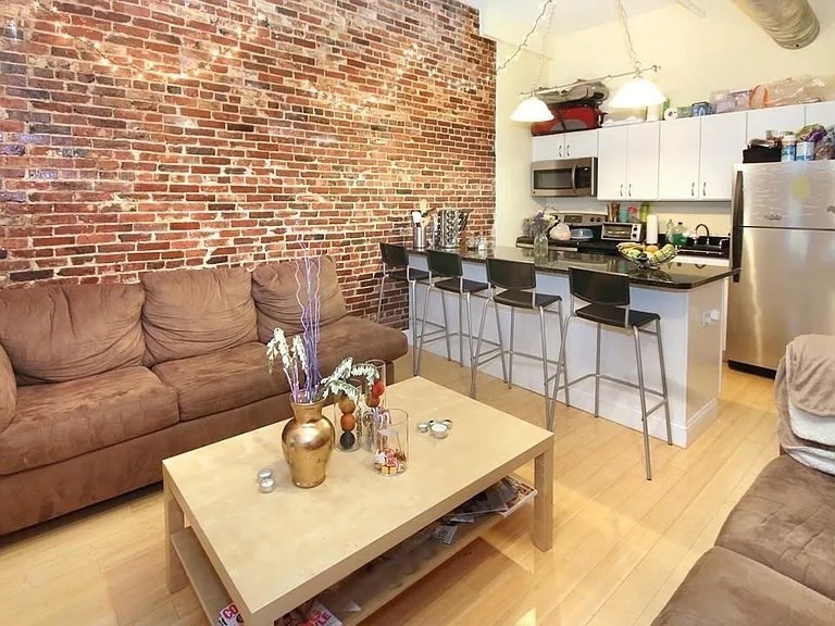 37 Temple Place, Boston, Massachusetts, 3 Bedrooms Bedrooms, 6 Rooms Rooms,1 BathroomBathrooms,Residential Lease,For Rent,Temple Place,73518335