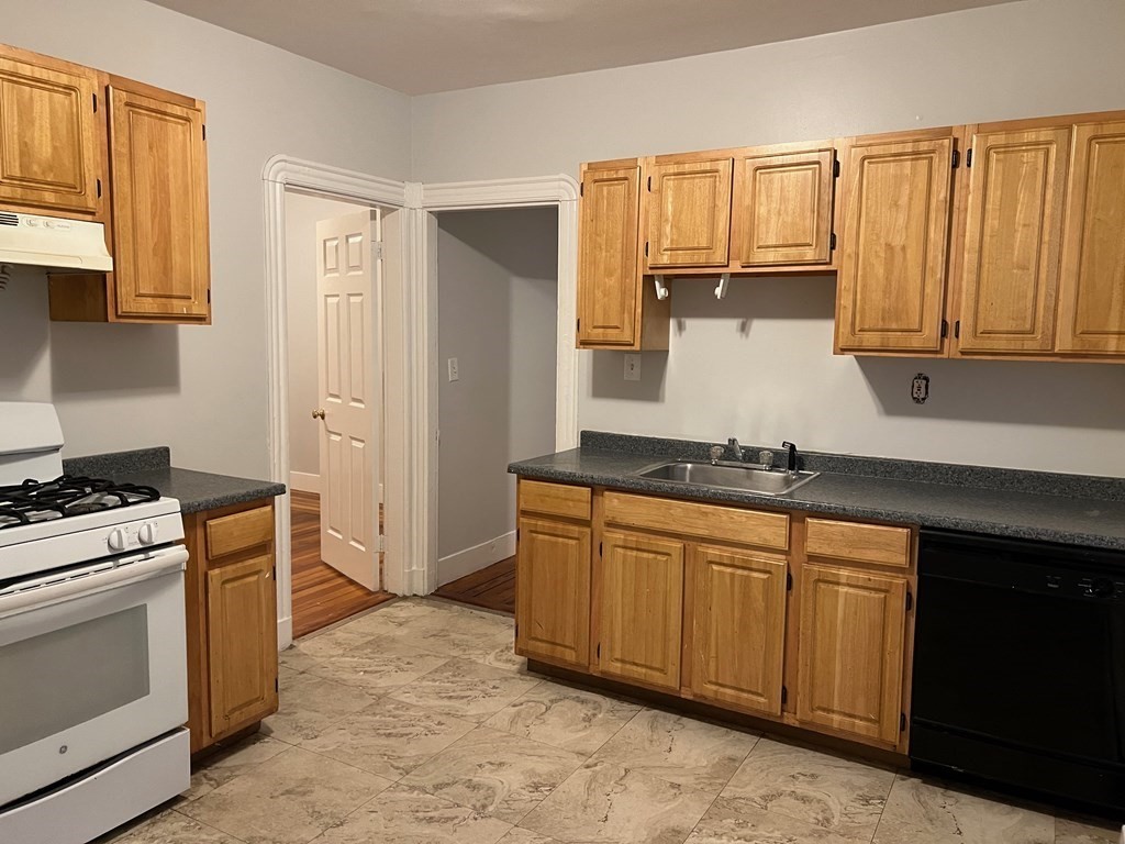 3 Carson St., Boston, Massachusetts, 3 Bedrooms Bedrooms, 6 Rooms Rooms,1 BathroomBathrooms,Residential Lease,For Rent,Carson St.,73518487