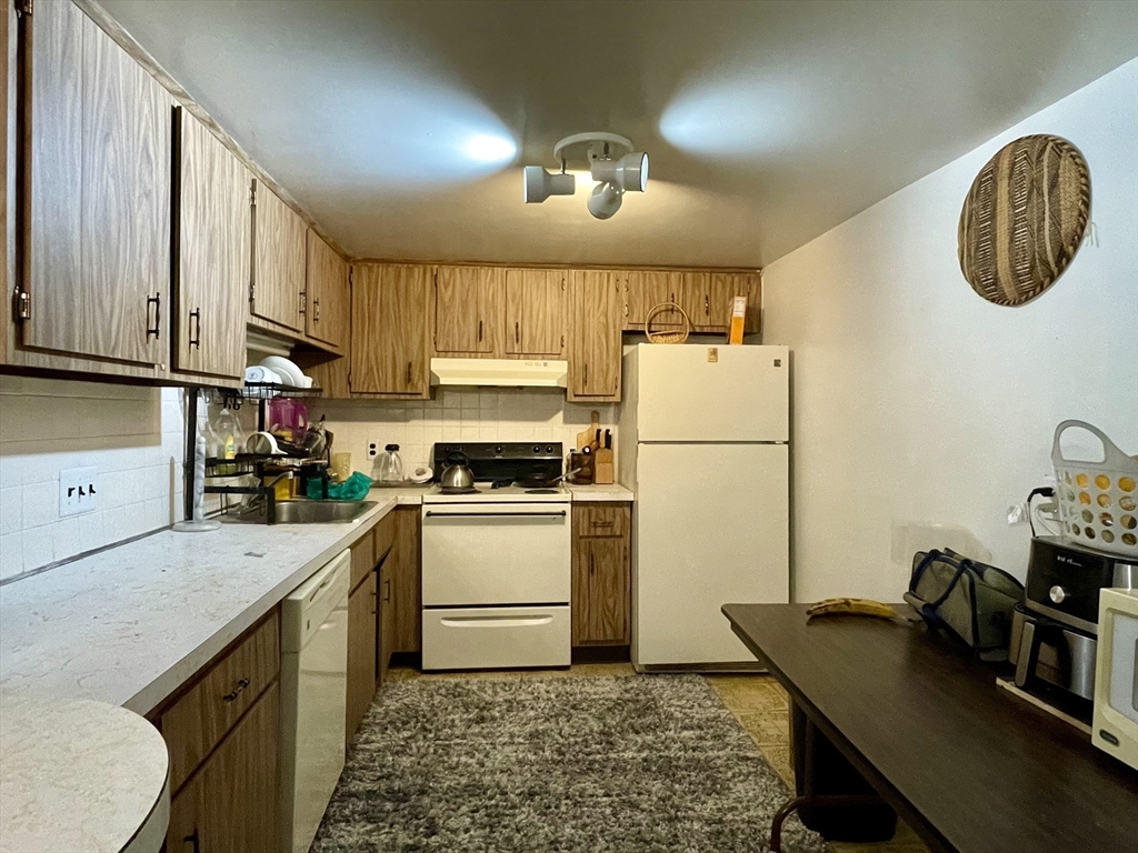 382 Massachusetts Ave, Arlington, Massachusetts, 2 Bedrooms Bedrooms, 5 Rooms Rooms,2 BathroomsBathrooms,Residential Lease,For Rent,Massachusetts Ave,73518273