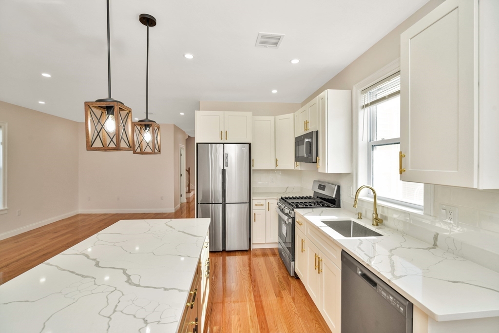 30 Hiawatha Rd., Boston, Massachusetts, 5 Bedrooms Bedrooms, 9 Rooms Rooms,3 BathroomsBathrooms,Residential Lease,For Rent,Hiawatha Rd.,73518297