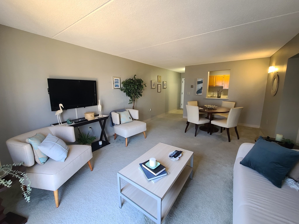 100 Ocean View Drive, Boston, Massachusetts, 2 Bedrooms Bedrooms, 6 Rooms Rooms,2 BathroomsBathrooms,Residential Lease,For Rent,Ocean View Drive,73503903
