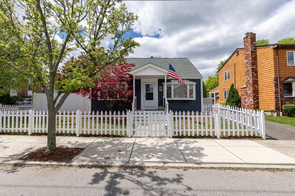 27 Bowdoin St, Winthrop, Massachusetts, 3 Bedrooms Bedrooms, 6 Rooms Rooms,2 BathroomsBathrooms,Residential Lease,For Rent,Bowdoin St,73518683