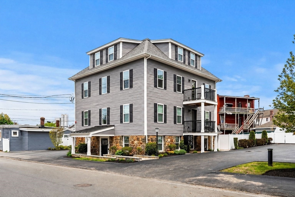 4 Wakefield Ave, Wakefield, Massachusetts, 1 Bedroom Bedrooms, 4 Rooms Rooms,1 BathroomBathrooms,Residential,For Sale,Wakefield Ave,73518998