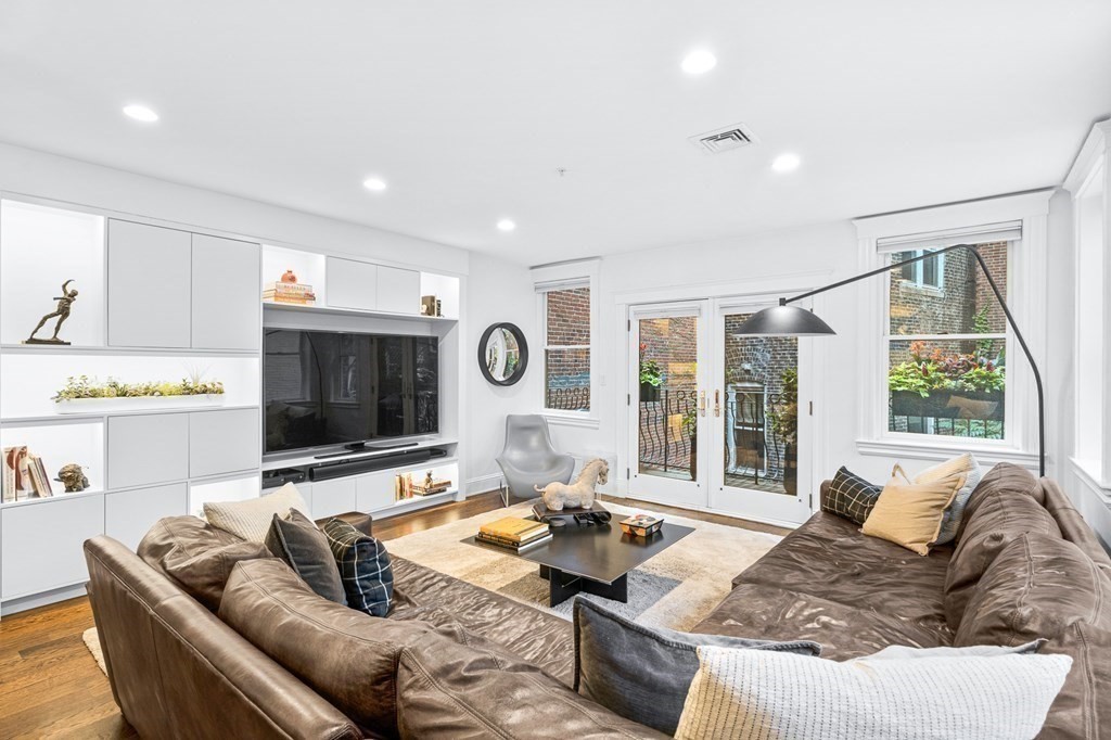 290 North St, Boston, Massachusetts, 3 Bedrooms Bedrooms, 6 Rooms Rooms,3 BathroomsBathrooms,Residential,For Sale,North St,73518735