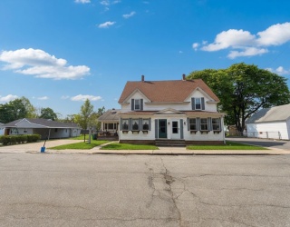 11 Boston St, Uxbridge, Massachusetts, 6 Bedrooms Bedrooms, 15 Rooms Rooms,2 BathroomsBathrooms,Residential Income,For Sale,Boston St,73518799