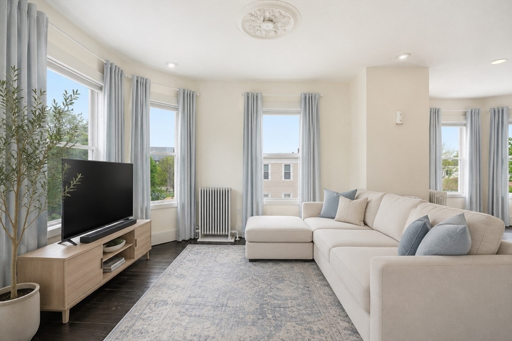 28 Church St, Boston, Massachusetts, 2 Bedrooms Bedrooms, 4 Rooms Rooms,1 BathroomBathrooms,Residential,For Sale,Church St,73518267