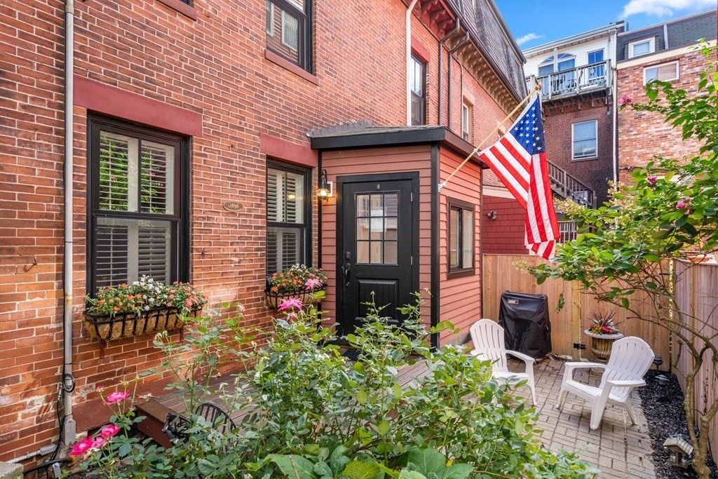 9R Salem St, Boston, Massachusetts, 2 Bedrooms Bedrooms, 6 Rooms Rooms,1.5 BathroomsBathrooms,Residential Lease,For Rent,Salem St,73500517