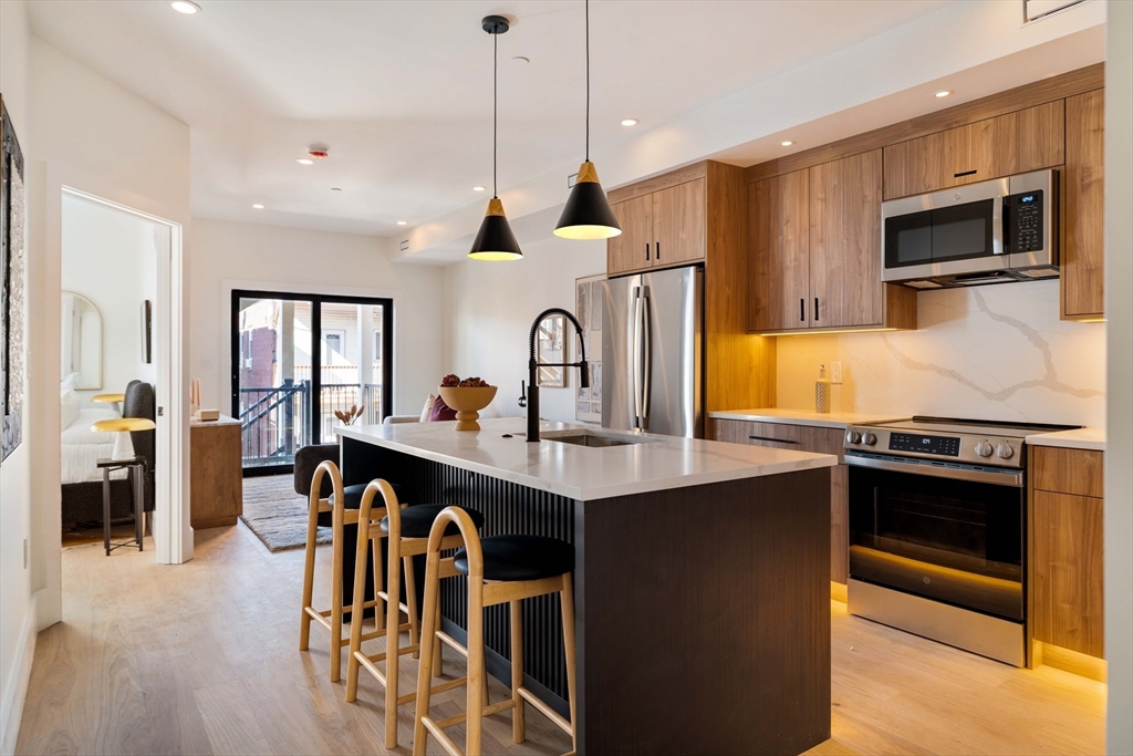 246 Bremen St, Boston, Massachusetts, 2 Bedrooms Bedrooms, 5 Rooms Rooms,2 BathroomsBathrooms,Residential,For Sale,Bremen St,73485085