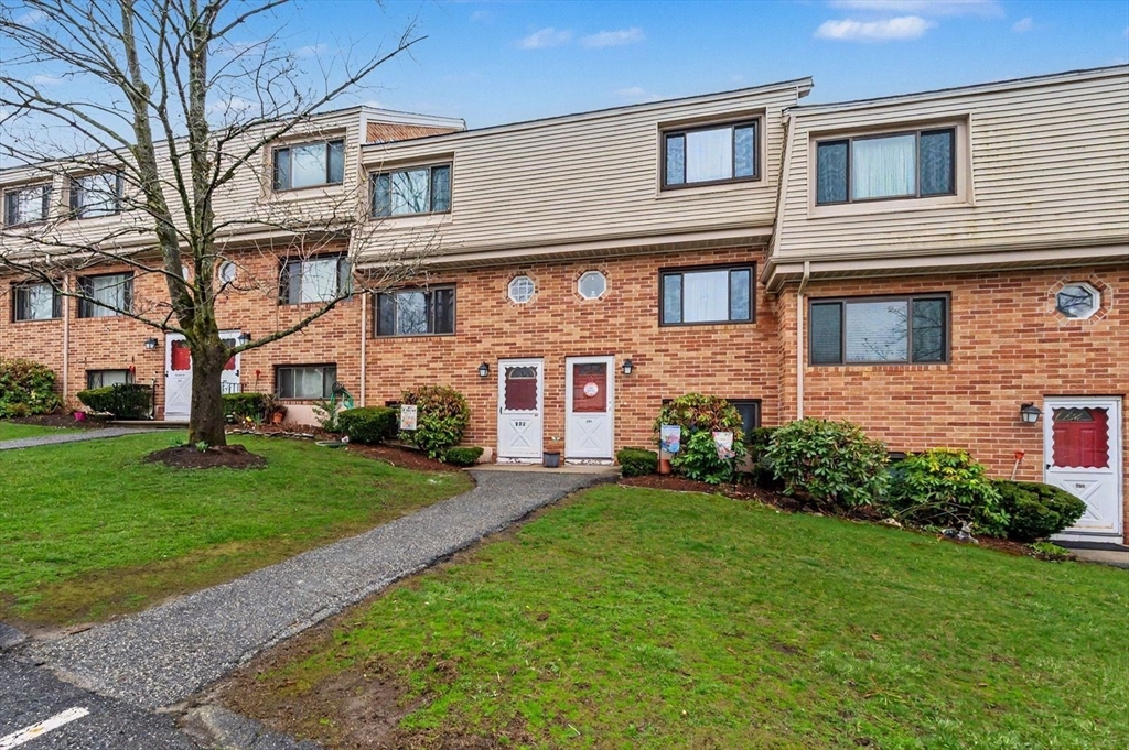 252 Farrwood Dr, Haverhill, Massachusetts, 2 Bedrooms Bedrooms, 6 Rooms Rooms,2 BathroomsBathrooms,Residential,For Sale,Farrwood Dr,73504231