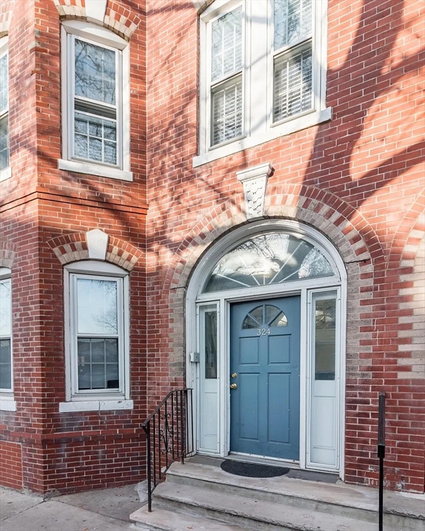 324 Chelsea Street, Boston, Massachusetts, 3 Bedrooms Bedrooms, 7 Rooms Rooms,1 BathroomBathrooms,Residential Lease,For Rent,Chelsea Street,73519106