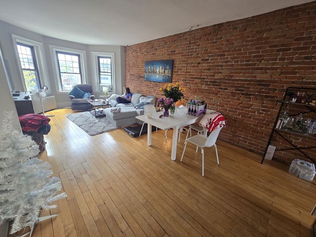 1169 Commonwealth Ave, Boston, Massachusetts, 3 Bedrooms Bedrooms, 6 Rooms Rooms,2 BathroomsBathrooms,Residential Lease,For Rent,Commonwealth Ave,73519158