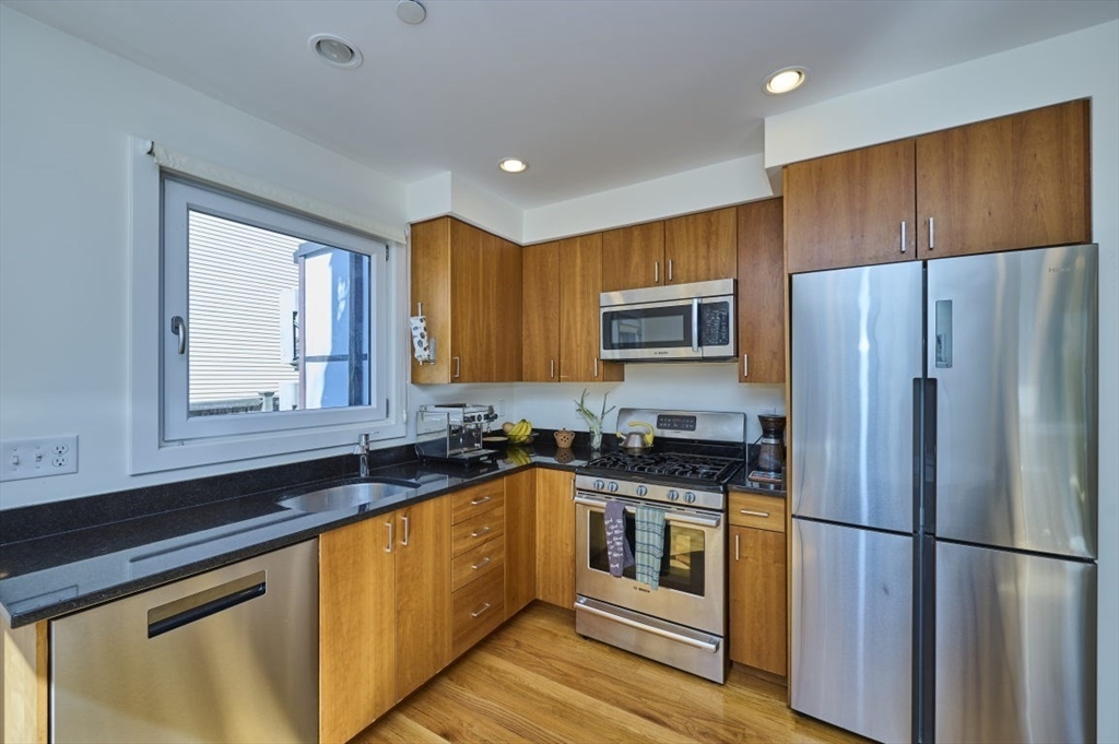 17 Clary Street, Cambridge, Massachusetts, 3 Bedrooms Bedrooms, 6 Rooms Rooms,2.5 BathroomsBathrooms,Residential Lease,For Rent,Clary Street,73519206