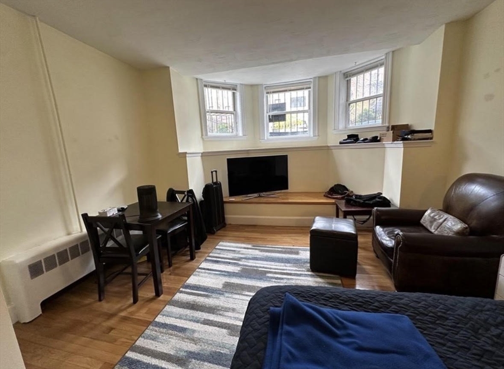 300 Marlborough, Boston, Massachusetts, 1 Bedroom Bedrooms, 3 Rooms Rooms,1 BathroomBathrooms,Residential Lease,For Rent,Marlborough,73506914