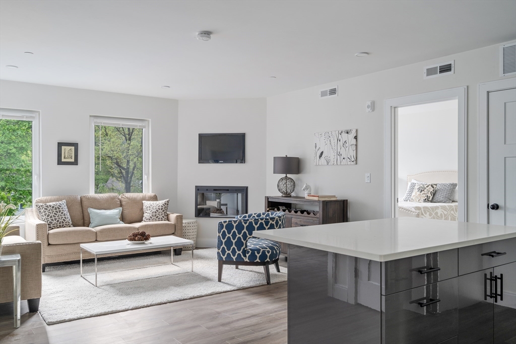 317 Belgrade Ave, Boston, Massachusetts, 2 Bedrooms Bedrooms, 4 Rooms Rooms,2 BathroomsBathrooms,Residential Lease,For Rent,Belgrade Ave,73519518