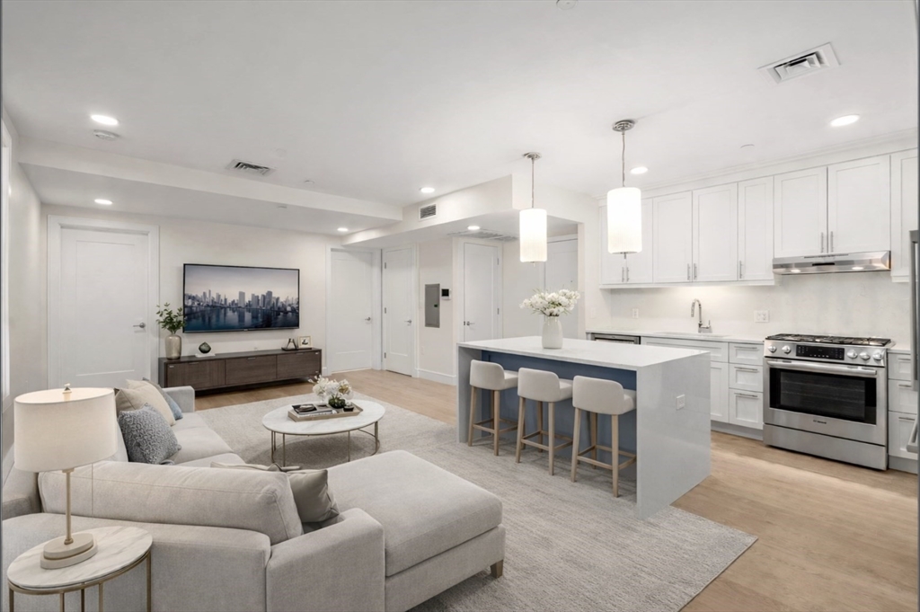 301 Border St., Boston, Massachusetts, 2 Bedrooms Bedrooms, 4 Rooms Rooms,2 BathroomsBathrooms,Residential Lease,For Rent,Border St.,73519347