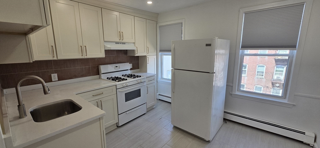 206 Chelsea, Boston, Massachusetts, 2 Bedrooms Bedrooms, 4 Rooms Rooms,1 BathroomBathrooms,Residential Lease,For Rent,Chelsea,73519362