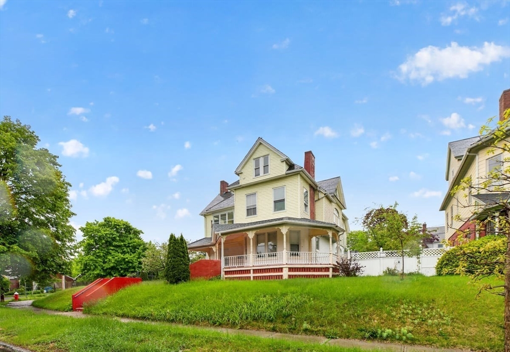 253 Oak St, Holyoke, Massachusetts, 7 Bedrooms Bedrooms, 13 Rooms Rooms,3 BathroomsBathrooms,Residential Income,For Sale,Oak St,73519520