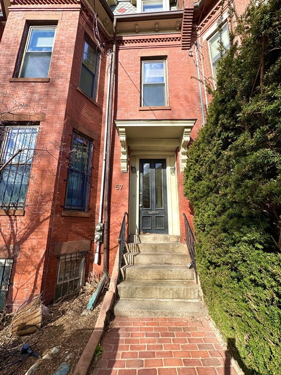 57 Fort Ave, Boston, Massachusetts, 4 Bedrooms Bedrooms, 6 Rooms Rooms,2 BathroomsBathrooms,Residential Lease,For Rent,Fort Ave,73519564