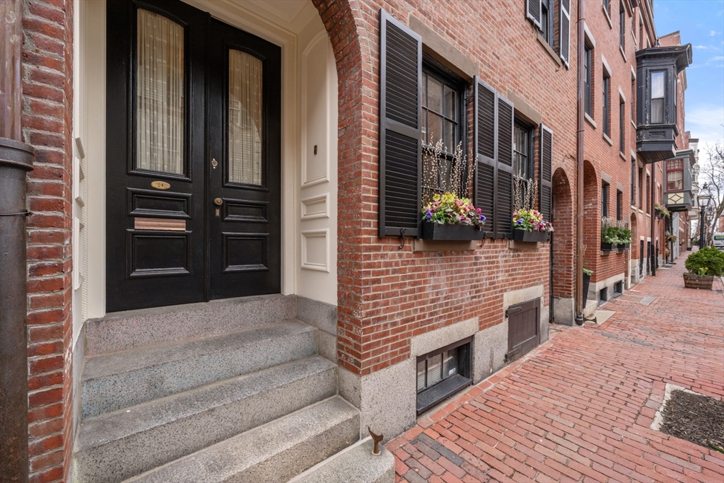 14 Pinckney Street, Boston, Massachusetts, 5 Bedrooms Bedrooms, 12 Rooms Rooms,3.5 BathroomsBathrooms,Residential,For Sale,Pinckney Street,73519571