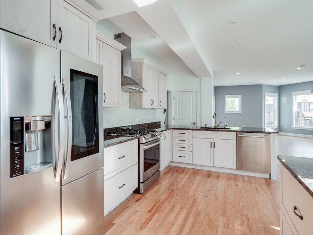 390 Medford St, Somerville, Massachusetts, 2 Bedrooms Bedrooms, 4 Rooms Rooms,2 BathroomsBathrooms,Residential Lease,For Rent,Medford St,73519599