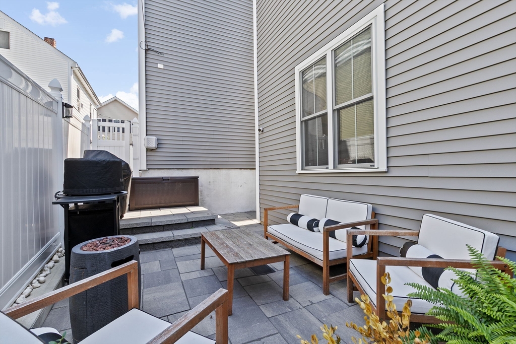 176 W 7th St, Boston, Massachusetts, 2 Bedrooms Bedrooms, 4 Rooms Rooms,2 BathroomsBathrooms,Residential,For Sale,W 7th St,73498026
