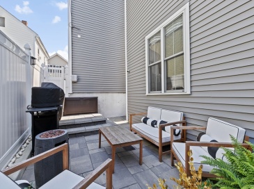 176 W 7th St, Boston, Massachusetts, 2 Bedrooms Bedrooms, 4 Rooms Rooms,2 BathroomsBathrooms,Residential,For Sale,W 7th St,73498026